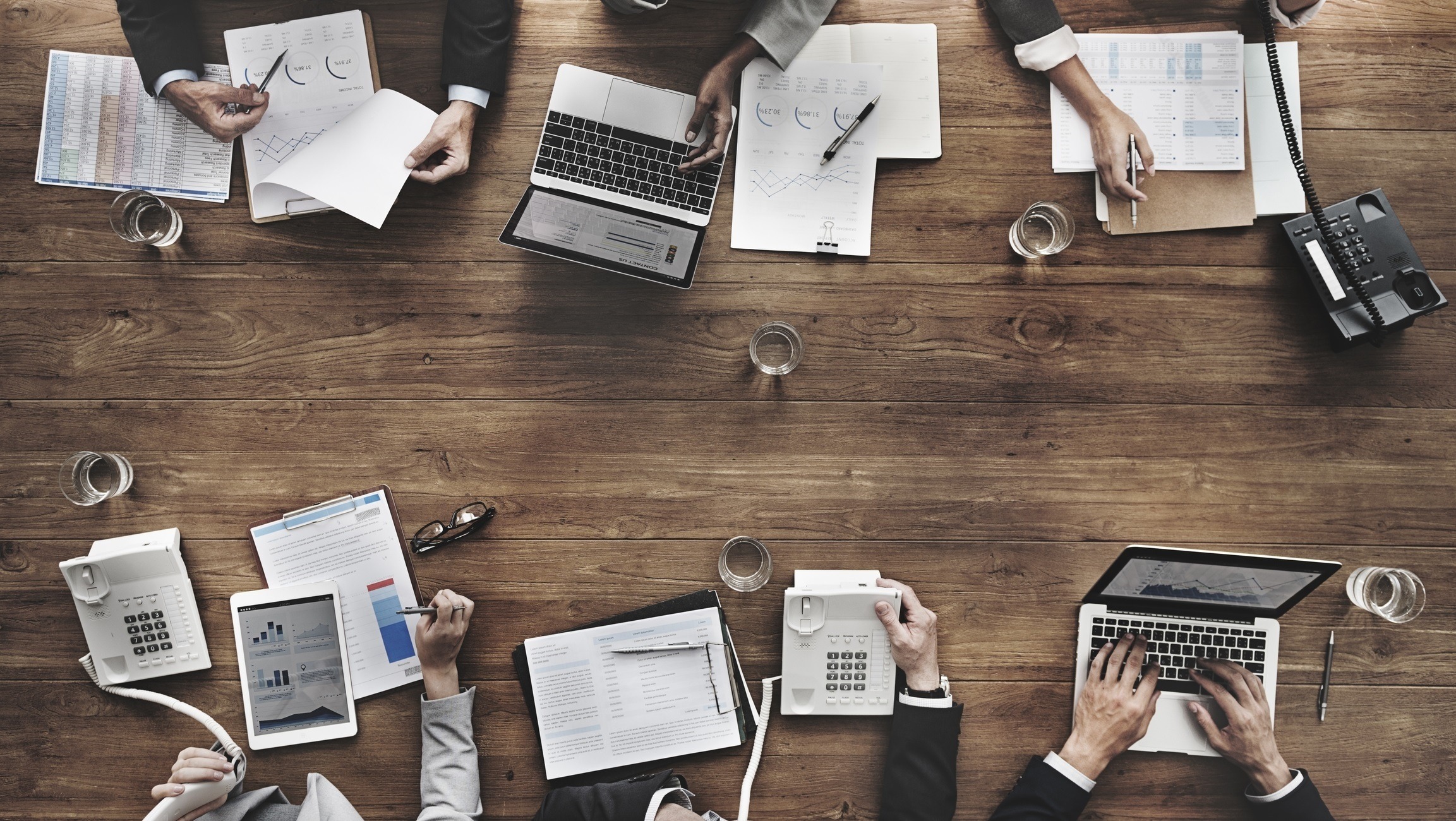 advisors at desk working